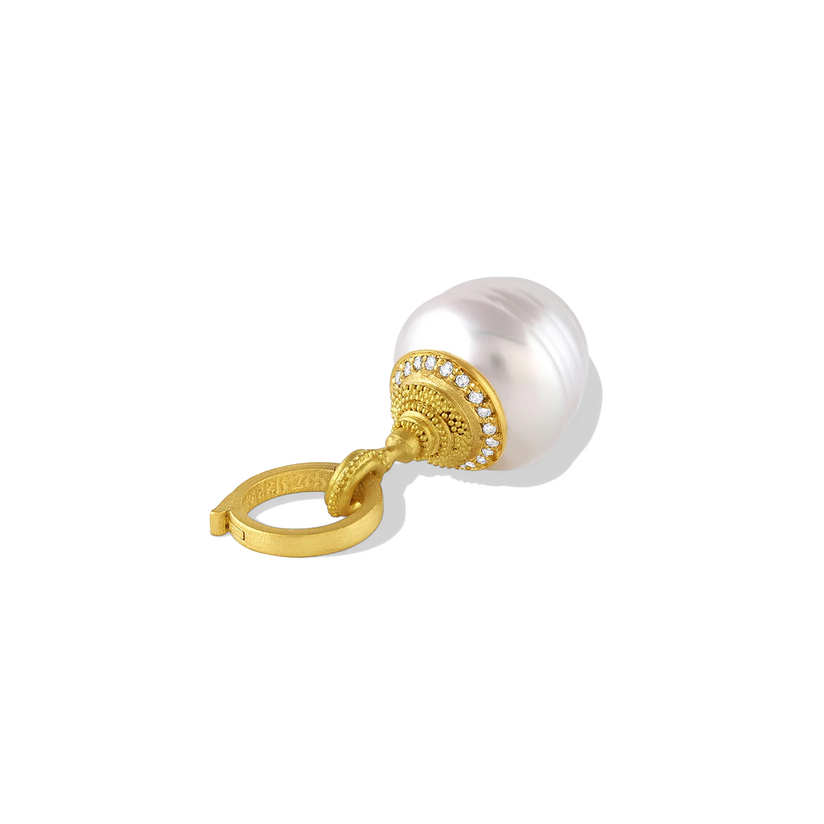 A lustrous acorn shaped white South Sea Pearl is adorned with sparkling pavé diamonds set in warm, buttery 22k gold. Dainty granulation gives a soft velvety texture that contrasts with the diamond sparkle, while the shape of the cap mirrors the circlé texture of the pearl. Wear with jeans and t shirt for elevated casual through to your floaty maxi dresses. A 20k gold clasp is included. Length approx 37mm, width 14.5mm (L 1.45in W .57in). Made from recycled 20 & 22k gold, diamonds (.1ctw) and 14.5mm pearl.