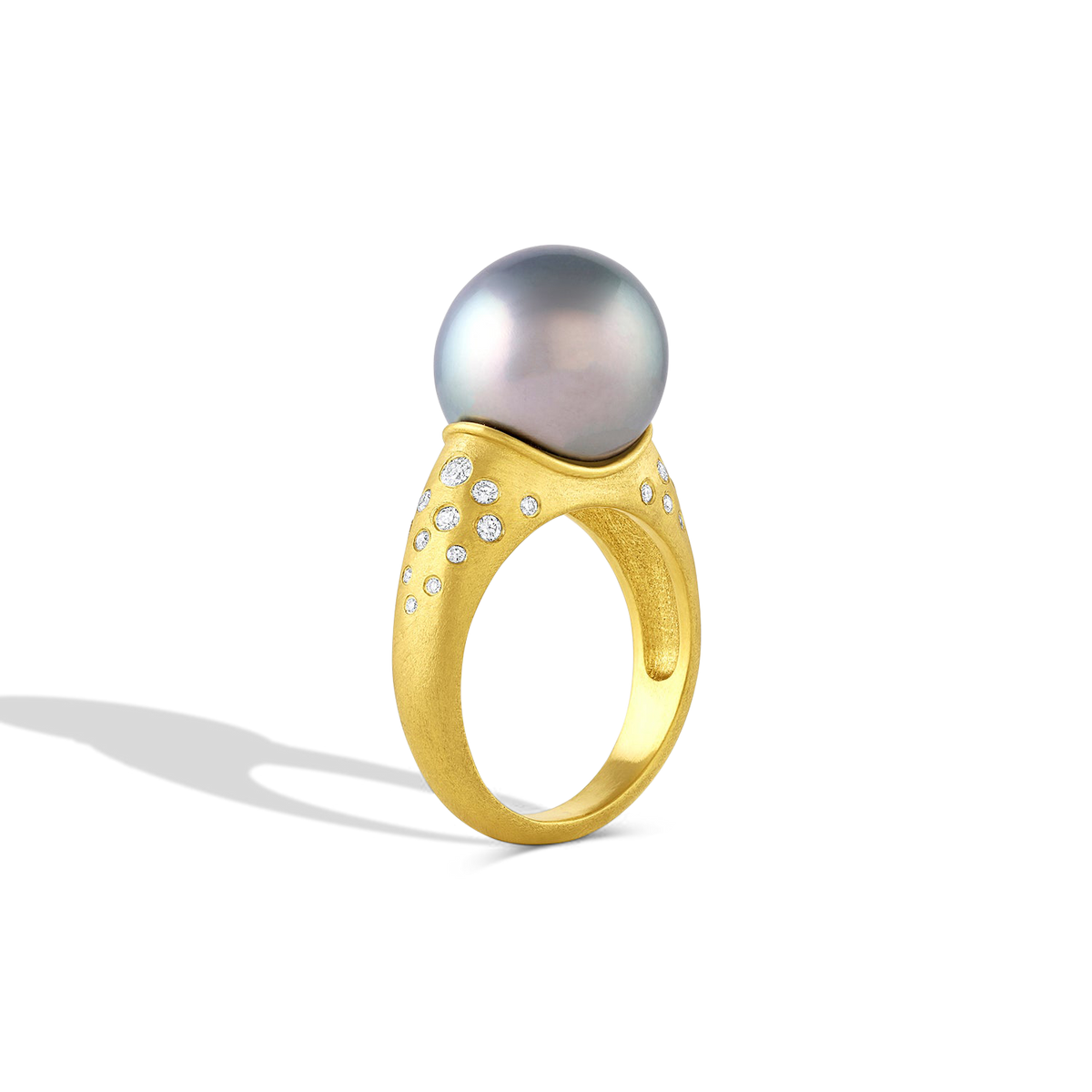 Side angle view of the Diamond Bubble ring.
