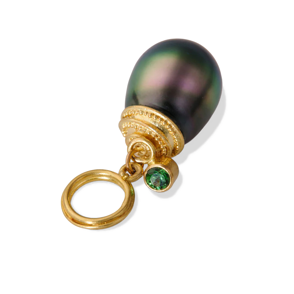 Detail of the spiral granulated cap on the charm.